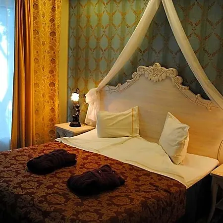Grand Rose Hotel